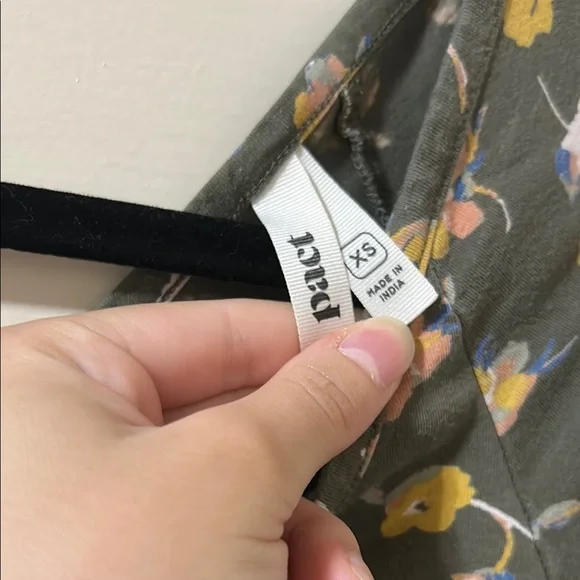 Green Flutter Sleeve V-Neck Sundress - Picture 3 of 4